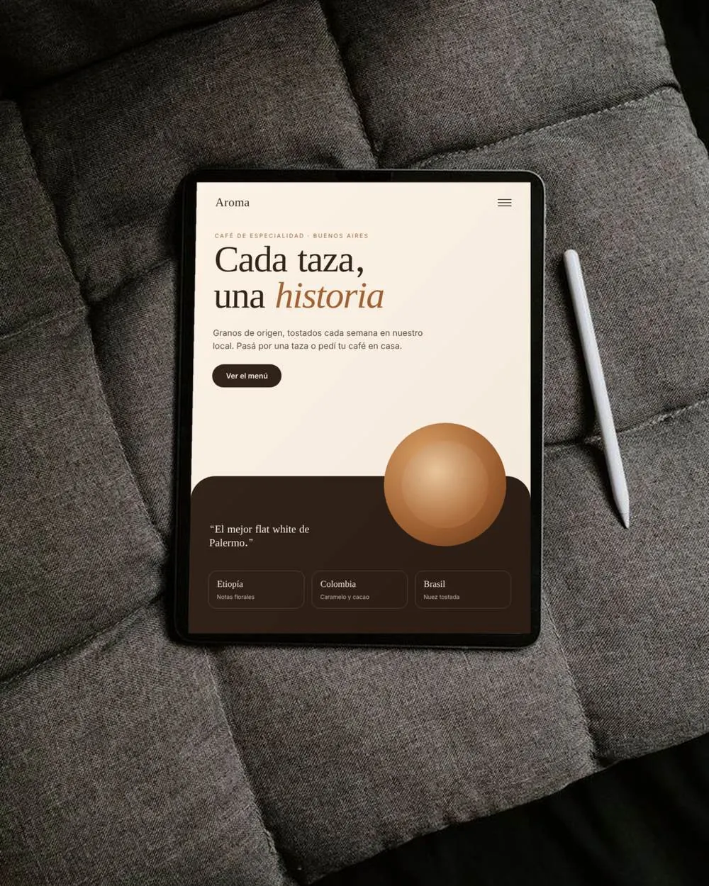 Tablet mostrando el sitio de la cafetería Aroma