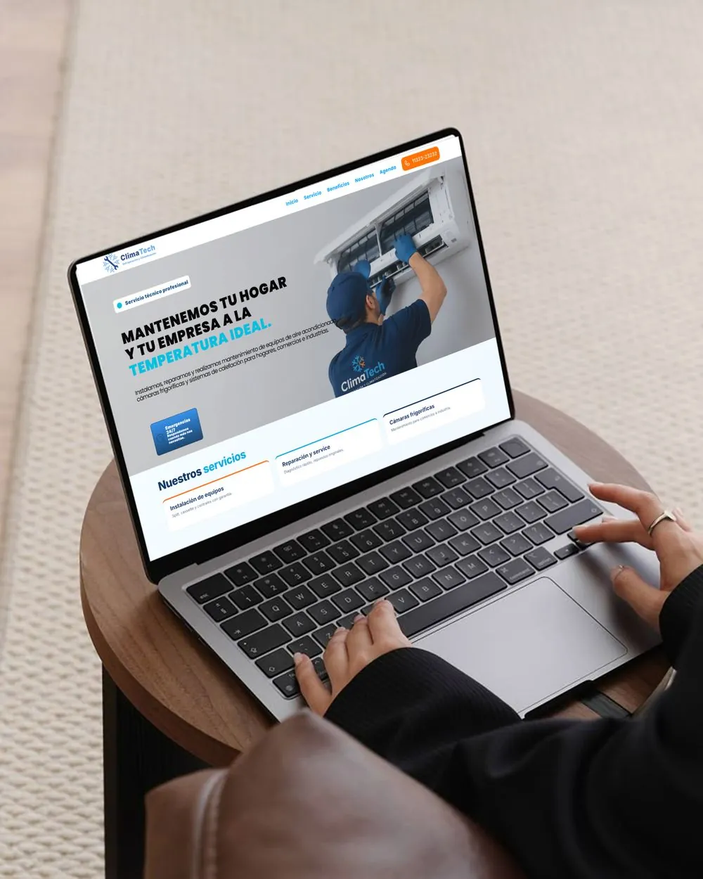 Laptop mostrando la landing page de Clima Tech