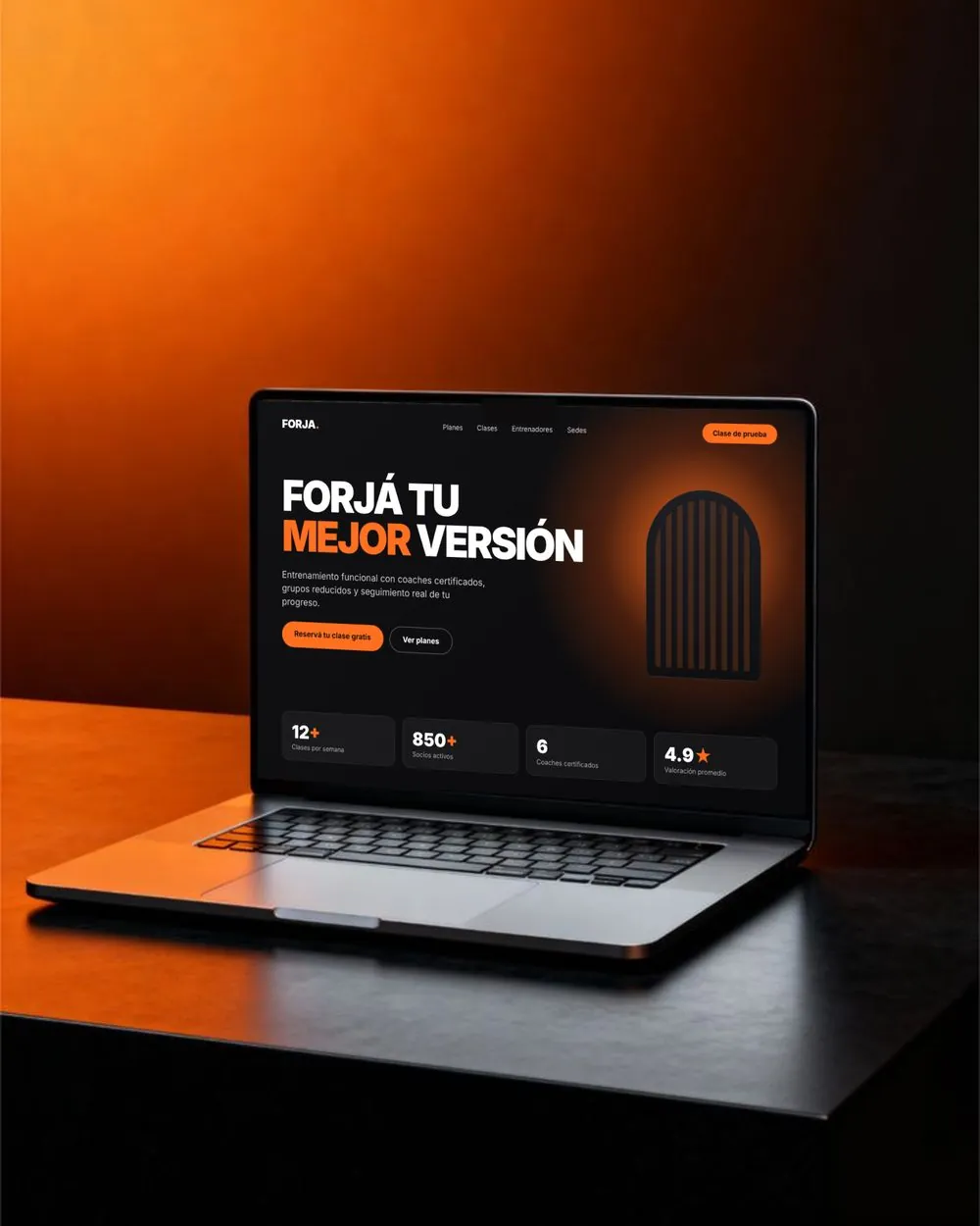 Laptop mostrando la landing page del gimnasio Forja